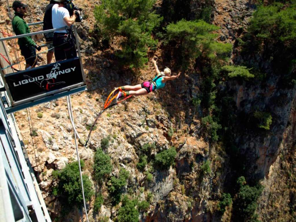 Банджи-джампинг (bungee jumping): что это такое, как называются прыжки с  высоты на резинке в пропасть, как прыгать с тарзанки на веревке с моста -  Полетомания